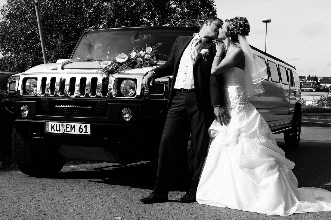 Brautpaar vor der Stretchlimousine