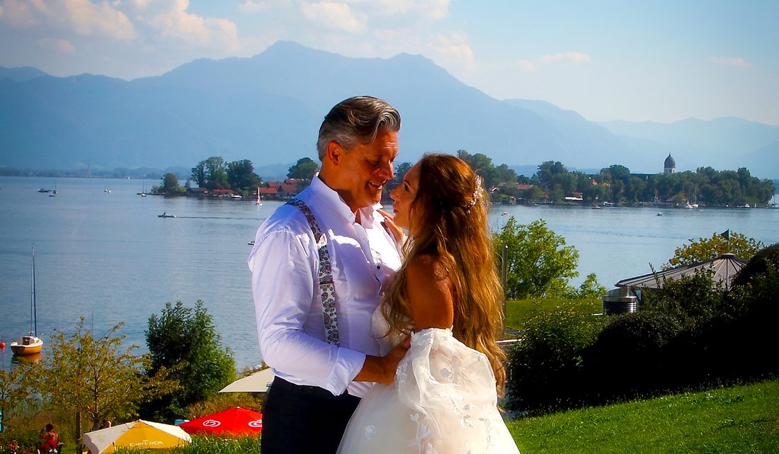 Brautpaar am Chiemsee vor dem Bergpanorama